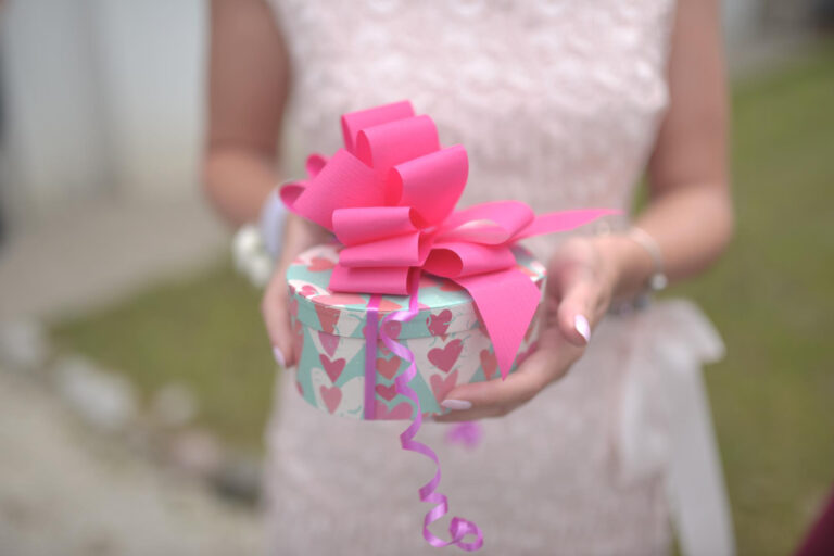 Jak vybrat ty pravé svatební dárky, které zůstanou v srdci navždy
